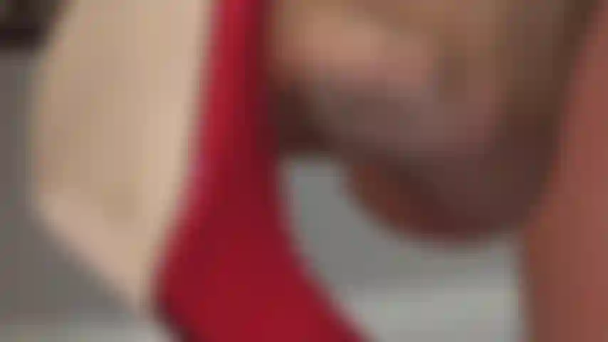 Che gioca con le scarpe e penzola in un primo piano estremo: questi sexy tacchi a spillo rossi oscillano proprio davanti al tuo viso. Che ti permette di vedere da vicino le graziose dita dei piedi in nylon color carne, quasi come se potessi inalare il loro profumo inebriante.