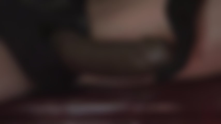 Un grosso cazzo nero ti aspetta: la padrona vivian ha uno dei suoi strap-on più grossi che aspetta la tua bocca da puttana. Con i suoi 33 cm di lunghezza e quasi 7,5 cm di larghezza, questo ti allungherà.