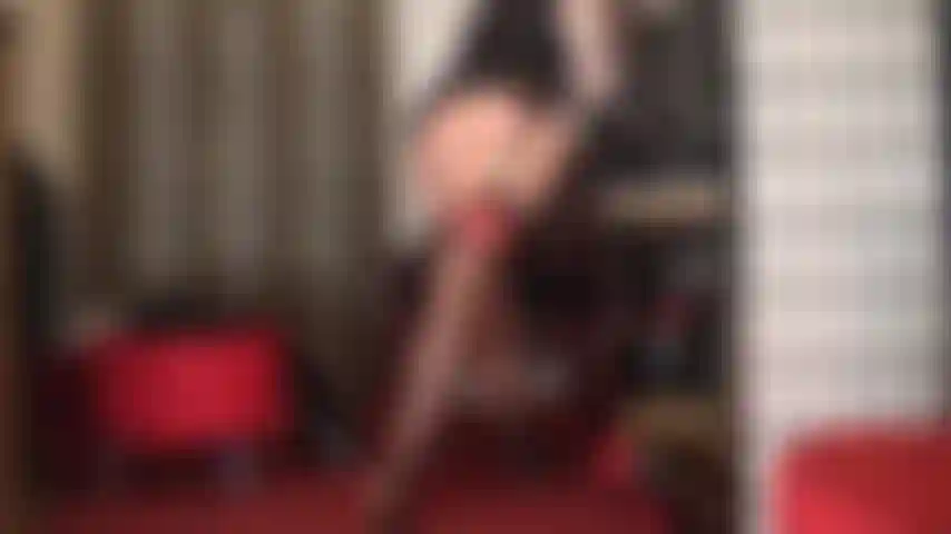 L'incredibile provocazione della padrona con le sue calze rosse, le giarrettiere, gli stivali alti e lucidi e l'abito semitrasparente farà gocciolare il cazzo del tuo schiavo, che implorerà di essere liberato.