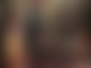 Un'adoratrice della pelle, un enorme strap-on nero: la padrona vivian, vestita completamente in pelle, ti mostra come appare un vero cazzo, non quel minuscolo cazzetto che porti con te.