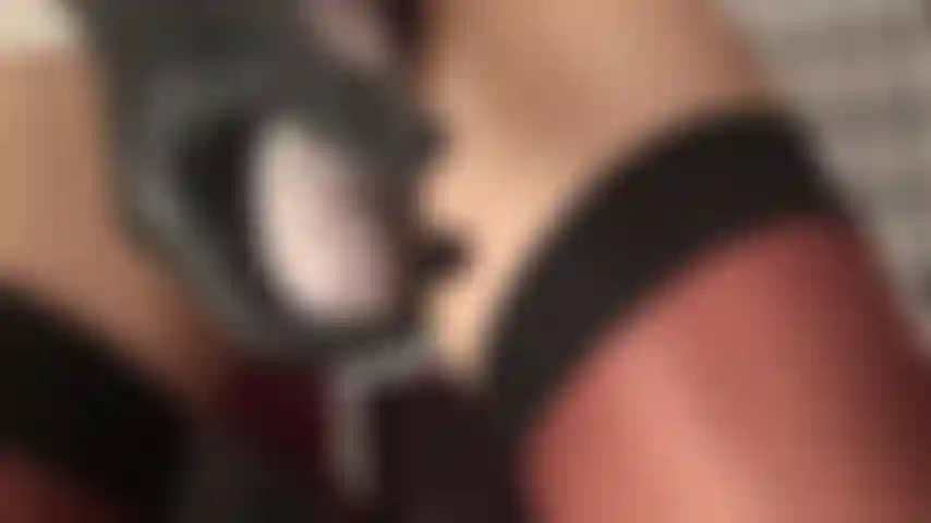 Schiaffi in faccia, schiaffi al cazzo, deepthroat con strap-on e cbt: la padrona sta dando alla tua gola e al tuo inutile cazzo il trattamento duro che meritano.