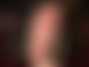 Adoro i piedi con le unghie dei piedi dipinte di rosso: la padrona stuzzica i piedisti con i suoi bellissimi piedi nudi, le piante morbide e le dita carine, con anche uno strapon con la bbc in vista.