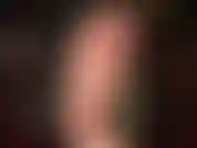 Adoro i piedi con le unghie dei piedi dipinte di rosso: la padrona stuzzica i piedisti con i suoi bellissimi piedi nudi, le piante morbide e le dita carine, con anche uno strapon con la bbc in vista.