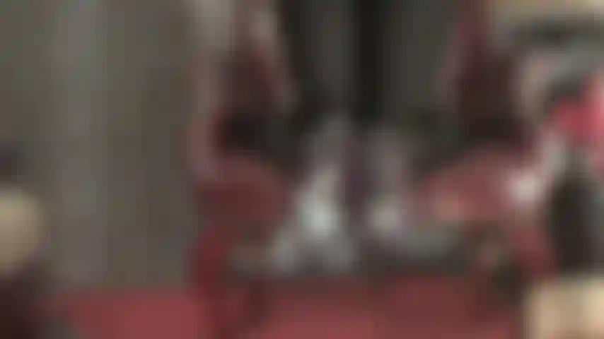 La padrona si toglie i tacchi, i piedi in collant trasparenti penzolano dalla sedia.