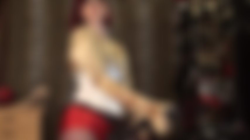 Il paradiso delle femminucce: la padrona vivian è vestita in lucido raso di seta mentre infila il suo grosso cazzo nero nella tua figa da femminuccia.