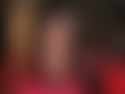 La padrona indossa delle calze velate in pizzo nero e dei tacchi a spillo rossi per stuzzicarti con il loro gioco di penzoloni e scarpe.