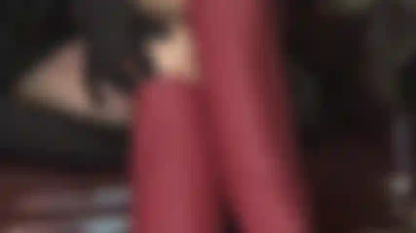 Infilati delicatamente nella parte superiore dei miei stivali: questi stivali di pelle tengono il tuo cazzo da schiavo in posizione eretta. Scopare lentamente la parte superiore dei miei stivali è l'unico sesso che puoi fare.