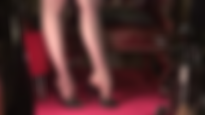 Tentazione con piedi in nylon trasparente: la padrona attira la tua attenzione sui suoi piedi sexy, con calze nere trasparentissime e sexy muli in pelle.