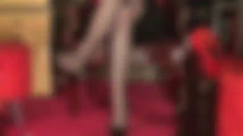 Una seduttrice in calze di nylon nere trasparenti e setose con cuciture e giarrettiere: non puoi resistere alle mie lunghe e sexy gambe in calze, che lasciano intravedere le mie meravigliose cosce nude e le mutandine di pizzo.