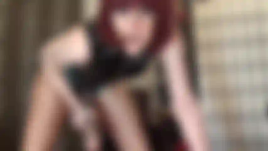 Pegging violento con enormi dildo: sopporta un pegging violento con 2 dei più grandi strap-on della padrona vivian.