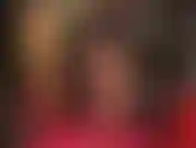 Con delle seducenti décolleté in pelle penzolanti e dei collant lucidi color cuoio scuro, mentre stuzzico il tuo cazzo da schiavo con i guanti.