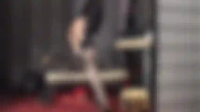 Curve da padrona in strati di calze di seta, adorazione del culo e dei piedi in sexy calze autoreggenti nere con cuciture su collant color carne super lucidi.