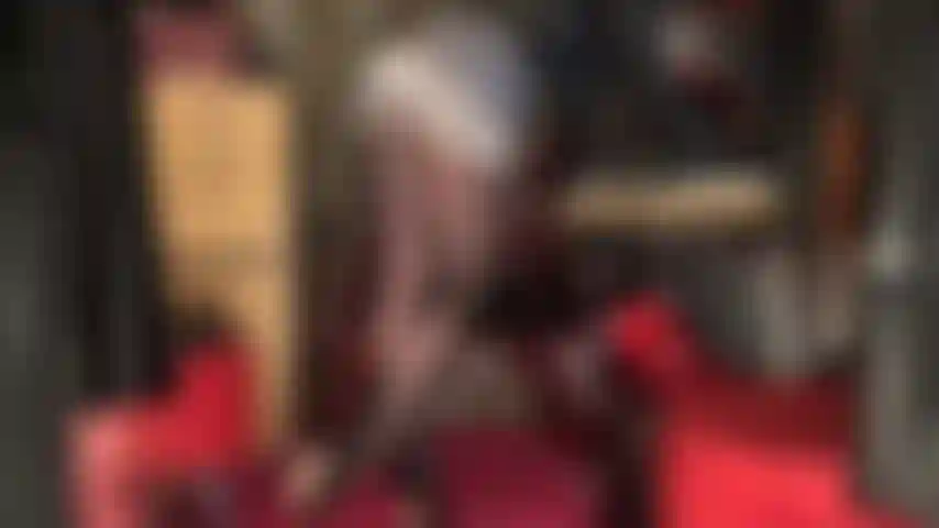 Controllata dalle mie gambe e dal mio culo - queste gambe in collant neri lucidi ti rendono debole, fino al perfetto sedere da dea in nylon. Spingiti fino a questo! Se osi venire, leccalo!