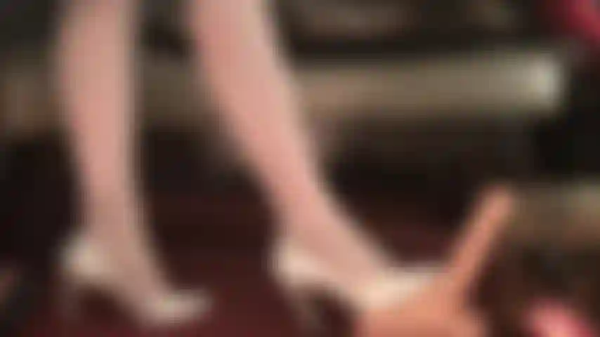 La padrona mi ha ordinato un intenso schiacciamento delle palle: tacchi alti che mi prendono a calci, calpestano, schiacciano e riempiono di sperma queste palle.