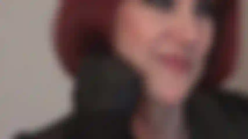 La padrona pretende il tuo sperma sui suoi guanti di pelle. Include il conto alla rovescia dello sperma.