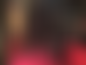 Una provocazione bollente in leggings attillati e sexy in spandex nero e pelle, completata da carezze e leccate di scarpe con tacco in acciaio rosso.