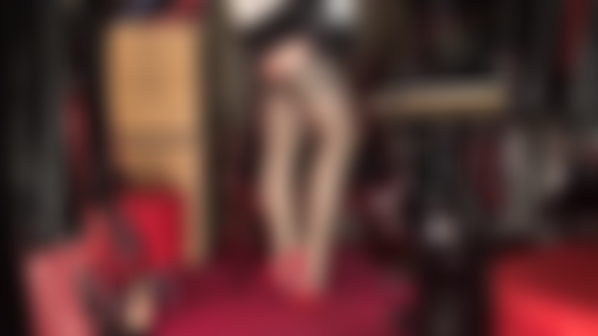 Ho le gambe così lucide che non crederai ai tuoi occhi: la mia padrona indossa strati lucidi di collant e calze di pizzo con sotto delle mutandine di raso setoso.