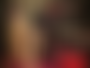 La padrona conosce il tuo amore per i collant lucidi e sexy. Goditi questa sensuale provocazione in nylon con strati dorati e lucidi, che mette in mostra piedi, gambe e culo ricoperti di collant e guanti di raso morbidi come la seta.