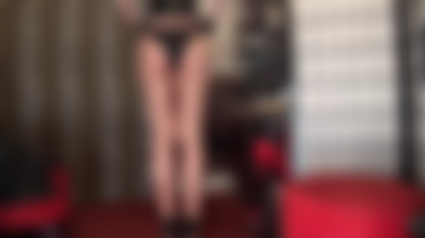 Le mutandine bikini in raso nero sono una variante sexy delle classiche mutandine in raso con la schiena scoperta.