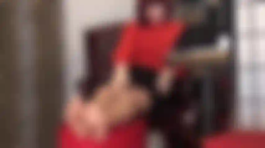 Le cosce dei collant intrappolano il cazzo del tuo schiavo mentre i guanti di nylon massaggiano lentamente lo sperma fuori.