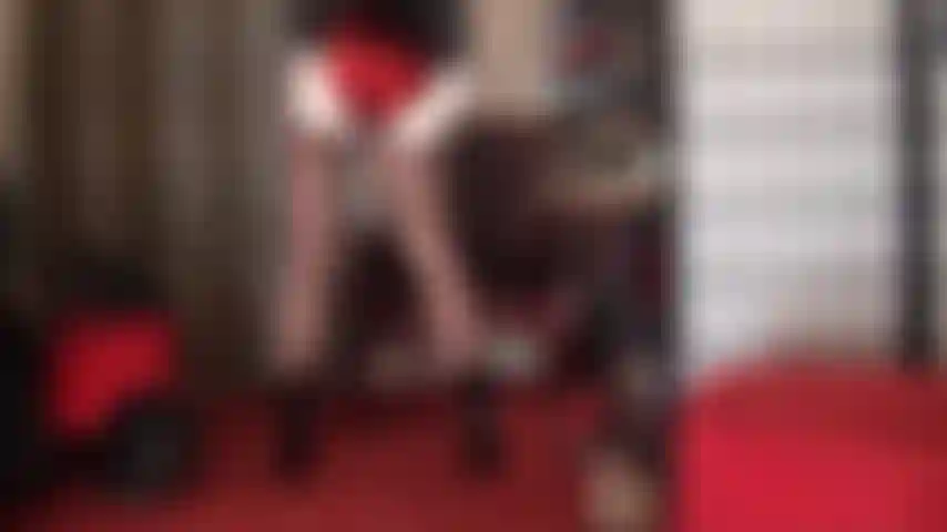 Pantaloncini lucidi così attillati sul sedere perfetto della mia padrona.