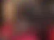 Strofinati lungo queste gambe sexy in collant, dalle cosce fino alla mia gonna in pvc lucido e sotto.