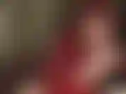 La padrona accarezza il cazzo nero a mani nude.