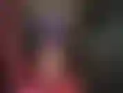 Un completo in lattice sexy con calze di gomma trasparenti color carne con cuciture, gonna con lacci sul retro e top con décolleté peeptoe.