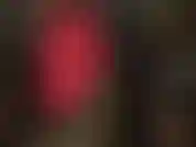 Feticista dei collant, dei piedi e di un enorme strapon nero: la padrona indossa un paio di collant verde scuro, stuzzica con i suoi bellissimi piedi di nylon e accarezza un enorme cazzo nero.