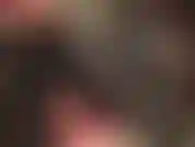 Una dea della pelle con uno strap-on bianco da 25 cm: la tua padrona vestita di pelle nera pretende che i suoi fantastici stivali alti arrivino fino al suo grosso cazzo bianco...