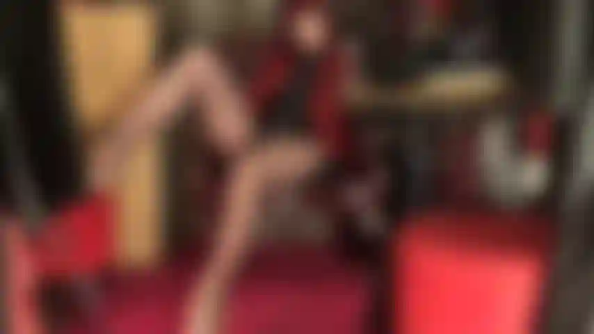 Gambe, cosce, scollatura, facesitting, collant e le mani della padrona sul tuo cazzo da schiavo.