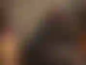 Una dea del lattice in una tuta attillata di gomma che si fa lubrificare il suo strapon nero per il duro pegging che ti meriti.