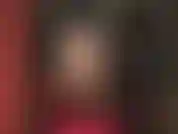 Mistress vivian, vestita di lucido pvc nero, fa schioccare la frusta.