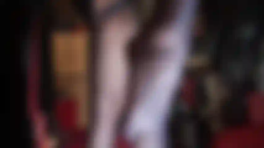 Con strati di collant e calze incredibilmente lucidi: la dea tira fuori le sue calze più lucide per abbandonarsi al tuo feticismo per il nylon.