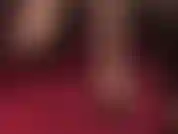 Con i piedi nudi e le scarpe aperte, che mettono in mostra le mie dita dei piedi perfette.