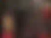 Una dea del feticismo del pvc e dello strapon: la tua padrona vestita con una tuta attillata in vinile nero, guanti, stivali, cappello di pelle e un grosso cazzo bianco per il tuo piacere.