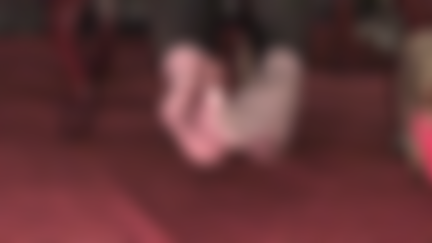 Piedi di collant, così trasparenti - le dita dei collant neri si muovono, tentando e stuzzicando l'amante dei piedi. Le morbide suole di nylon sudate che desideri sentire appoggiate sul tuo viso, respirando alla perfezione...