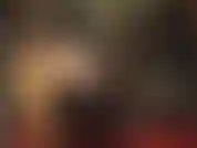 Indosso una parrucca nera e un vestito fetish in pvc/vinile lucido con stivali alti e un enorme strapon per un pegging estremo.