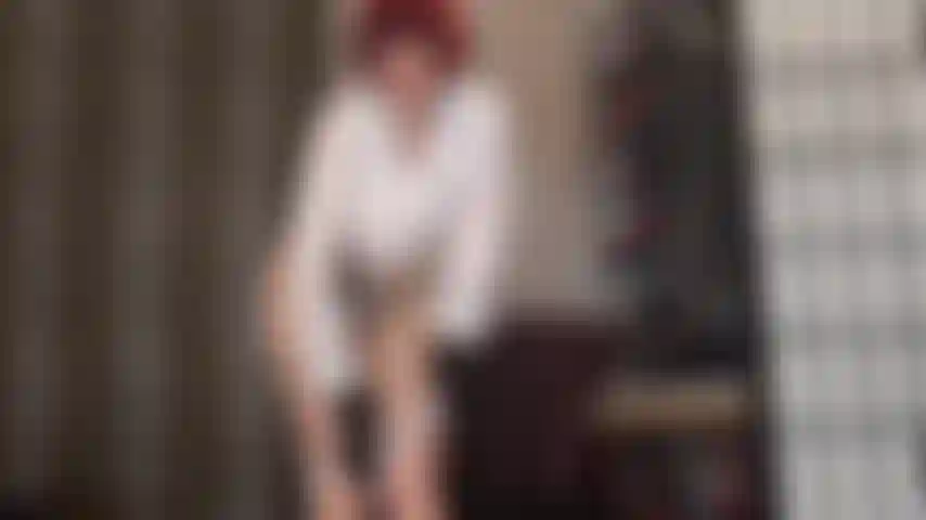 Indosso delle mutandine di raso bianche e nere con collant lucidi.