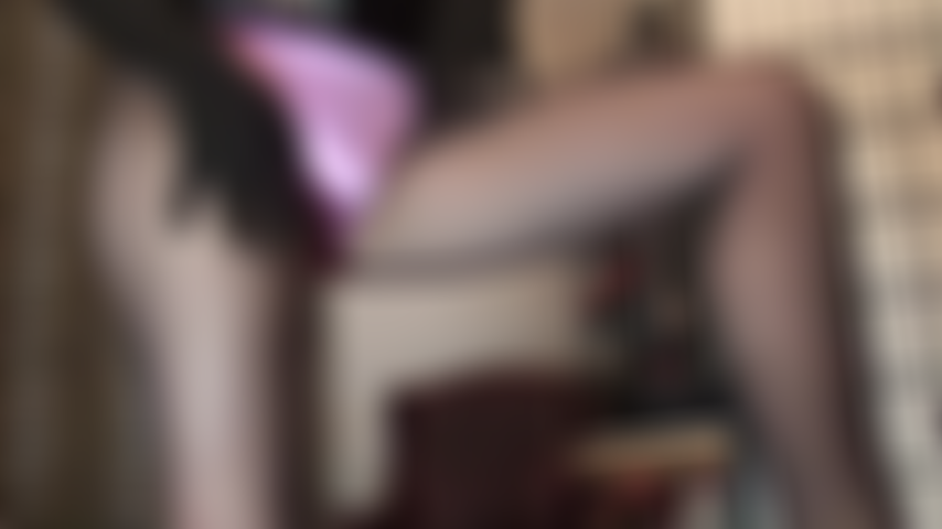 Mi stuzzica la mistress vivian con una colorata selezione di reggiseni e mutandine di raso lucido e setoso.