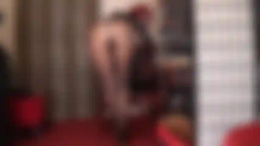 Il perfetto sedere rotondo di mistress vivian e i suoi pantaloncini sexy e hot sono un abbinamento perfetto. Indosso favolosi strati di collant lucidi e provo diversi paia di pantaloncini.