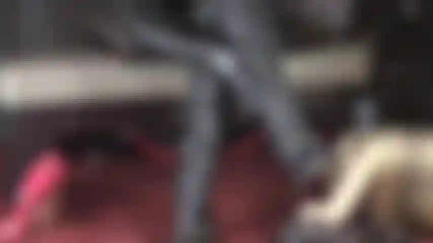 Gli stivali di pelle della padrona giocano con il tuo cazzo eretto da schiavo. In balia dei suoi desideri sadici con il suo stivale nel tuo inguine.