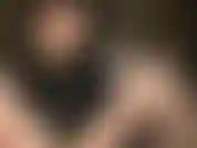 Che accarezza a mani nude un dildo bianco non tagliato.