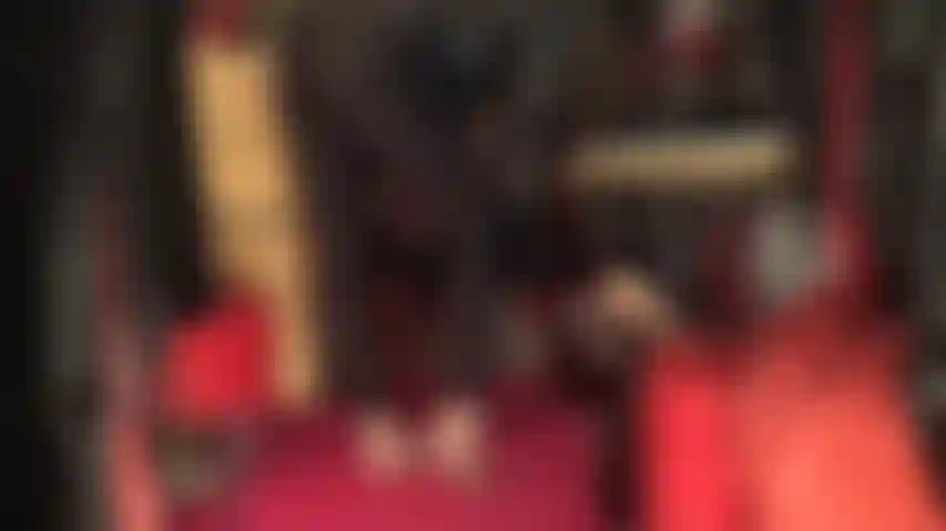 Indosso leggings neri in lycra e collant (senza scarpe).