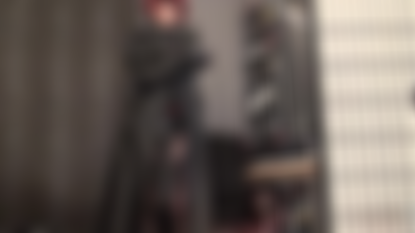 Una padrona di cuoio con strapon bbc: una padrona che ti fa girare la testa mentre masturba il suo enorme cazzo nero sotto il suo lungo cappotto di pelle nera, i guanti e le sue sensuali calze a giarrettiera.