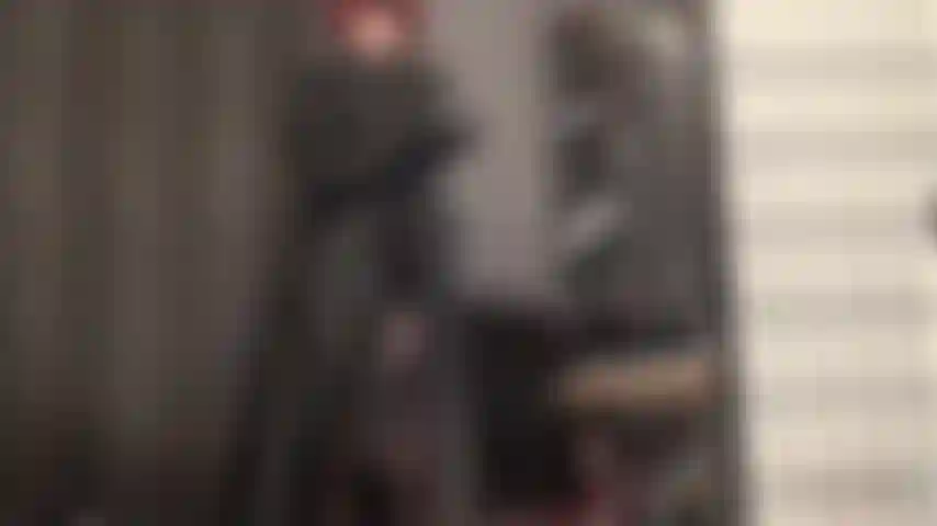 Una padrona di cuoio con strapon bbc: una padrona che ti fa girare la testa mentre masturba il suo enorme cazzo nero sotto il suo lungo cappotto di pelle nera, i guanti e le sue sensuali calze a giarrettiera.