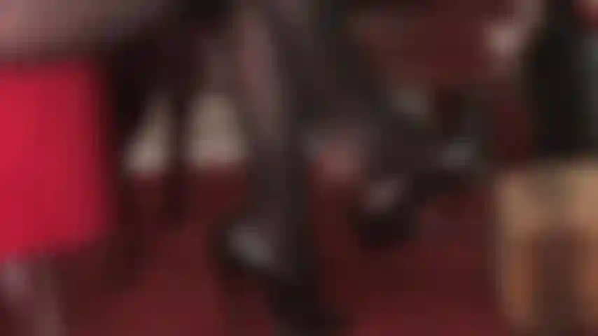 Gioco di scarpe in collant neri opachi: una sexy vista laterale dei tuoi tacchi penzolanti da dea.