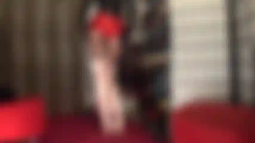 Shorts in raso rosso: li adoro lucidi e in tutti i colori, semplicemente stupendi abbinati a stivali sopra il ginocchio in raso color rosa.