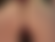 Mi piace sedermi in faccia e adorare il sedere nudo indossando un minuscolo perizoma rosso.