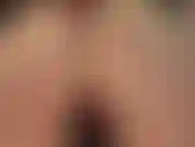 Mi piace sedermi in faccia e adorare il sedere nudo indossando un minuscolo perizoma rosso.